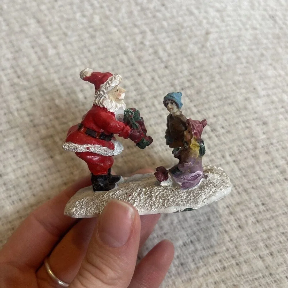 Lemax Santa Wreath Children Santa Claus Christmas‎ Snow Village Figurine
